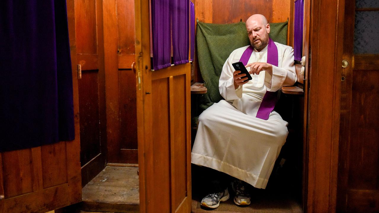 "Himmel, Herrgott, Sakrament – Ein wilder Hund": Reiser (Stephan Zinner) wartend im Beichtstuhl. Keiner kommt.