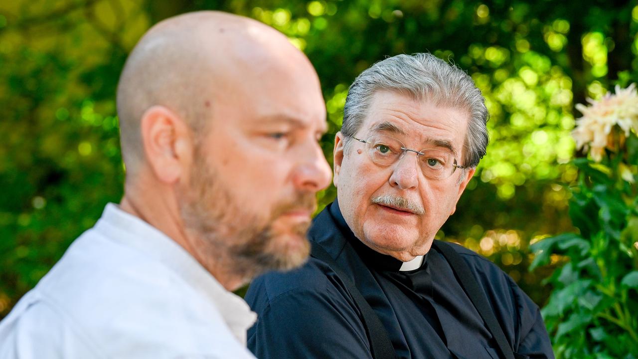 "Himmel, Herrgott, Sakrament – Der richtige Mann": Hans Reiser (Stephan Zinner, li.) beichtet dem Kardinal Georg Brunnenmayr (Erwin Steinhauer).