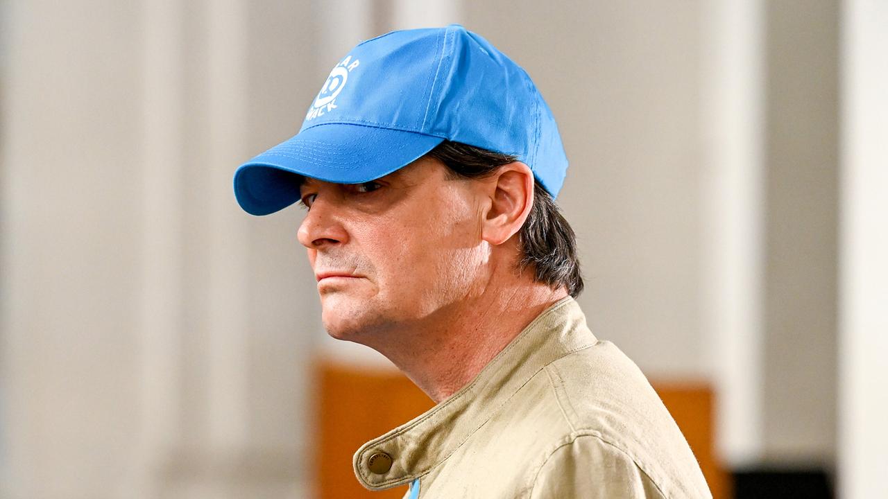 "Himmel, Herrgott, Sakrament – Der richtige Mann": Franz Spinner (Fritz Karl) will beichten.