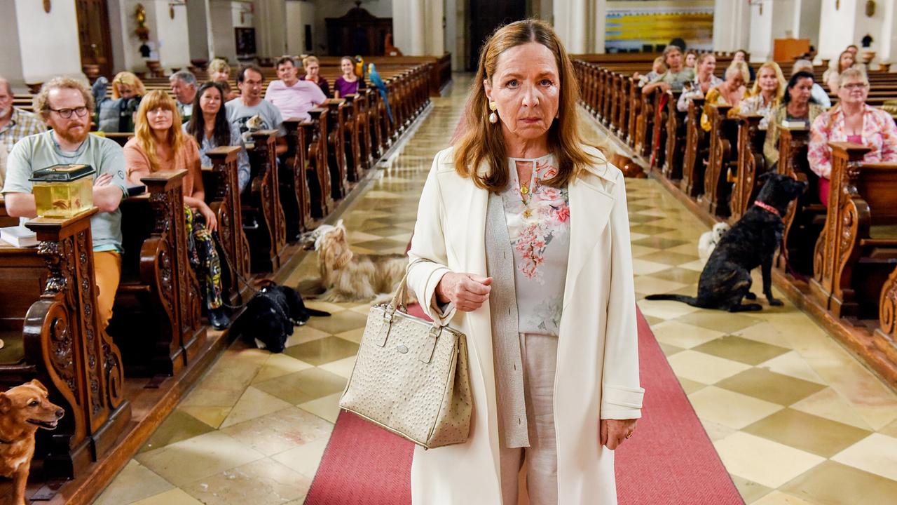 "Himmel, Herrgott, Sakrament – Der richtige Mann": Cornelia Vogelsang (Susi Stach) ist außer sich.