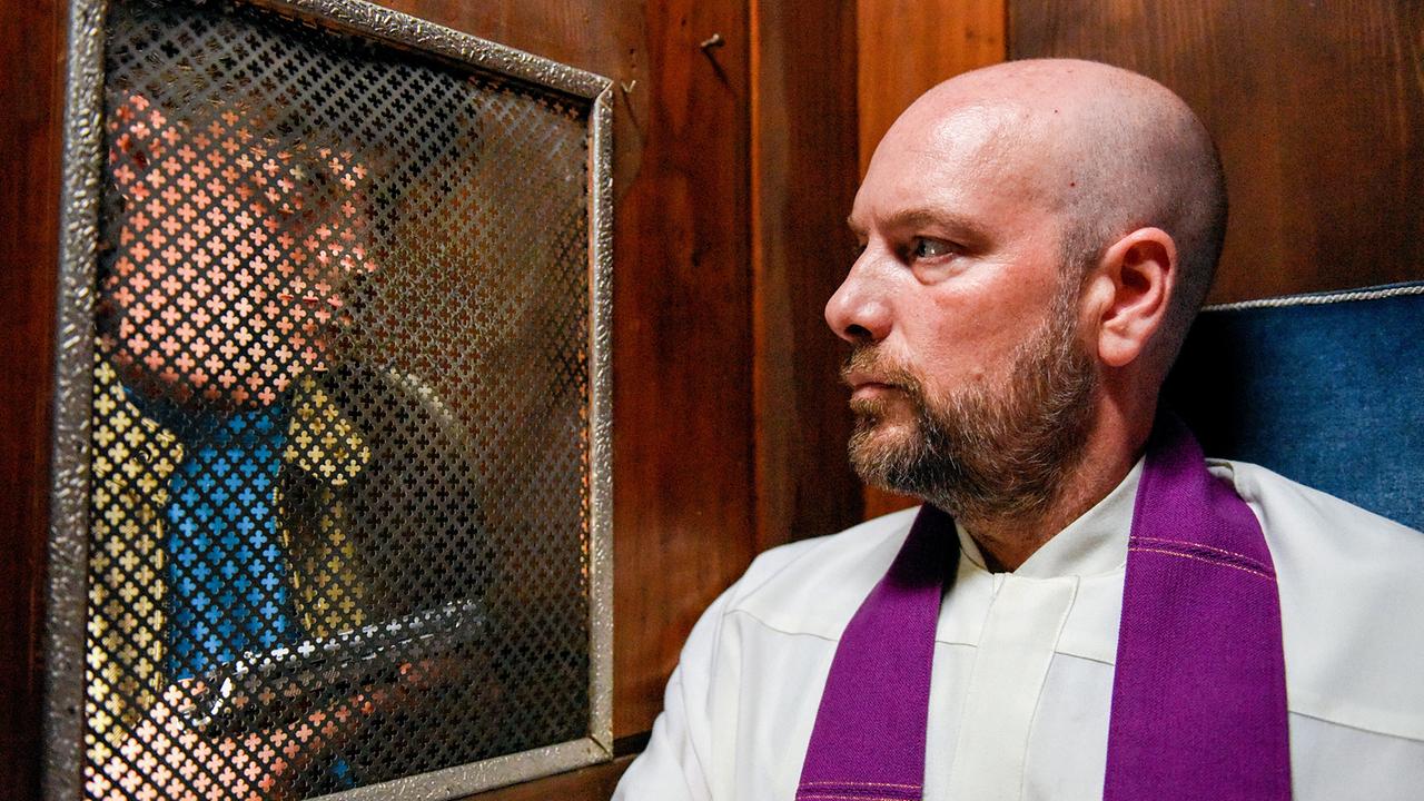 "Himmel, Herrgott, Sakrament – Der richtige Mann": Franz Spinner (Fritz Karl, li.) erzählt Reiser (Stephan Zinner) von seinen Mordplänen.