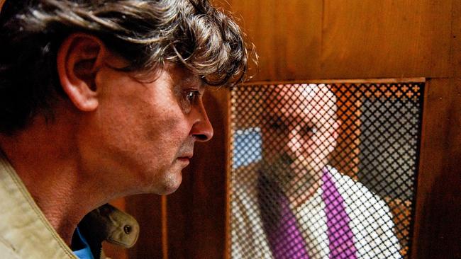 "Himmel, Herrgott, Sakrament – Der richtige Mann": Franz Spinner (Fritz Karl, li.) erzählt Reiser (Stephan Zinner) von seinen Mordplänen.