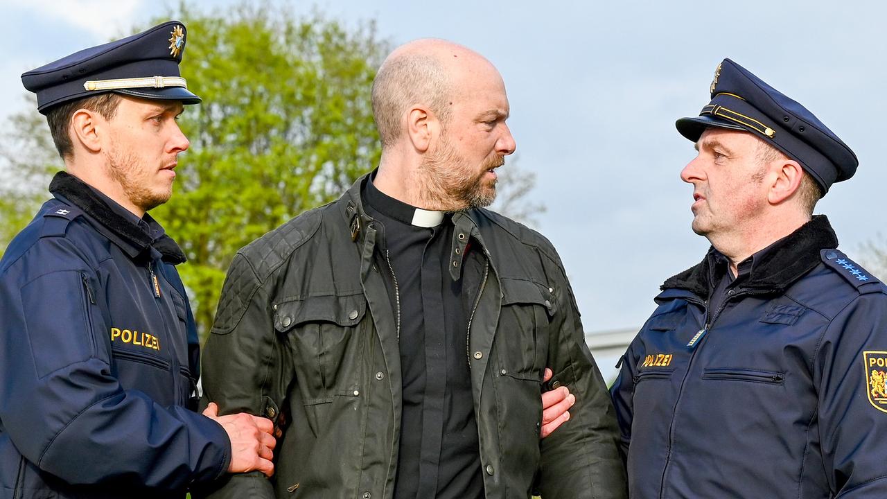 "Himmel, Herrgott, Sakrament - Neue Freunde": Polizist Huber (Tom Sandmair), Hans Reiser (Stephan Zinner) und Polizist Kranz (Christian Ammermüller)