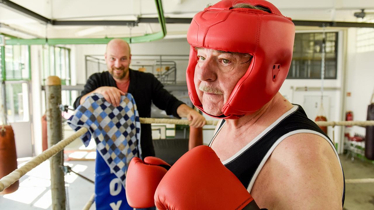 "Himmel, Herrgott, Sakrament - Neue Freunde": Hans Reiser (Stephan Zinner) besucht den Kardinal Georg Brunnenmayr (Erwin Steinhauer).