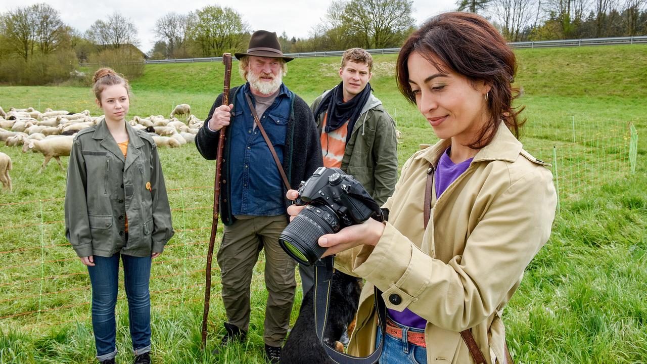 "Himmel, Herrgott, Sakrament - Neue Freunde": Nathalie Kirchberger (Emilia Braumandl), Schäfer Willi (Ferdinand Dörfler), Ben (Ben Felipe) und Clara Hiller (Sabrina Amali)