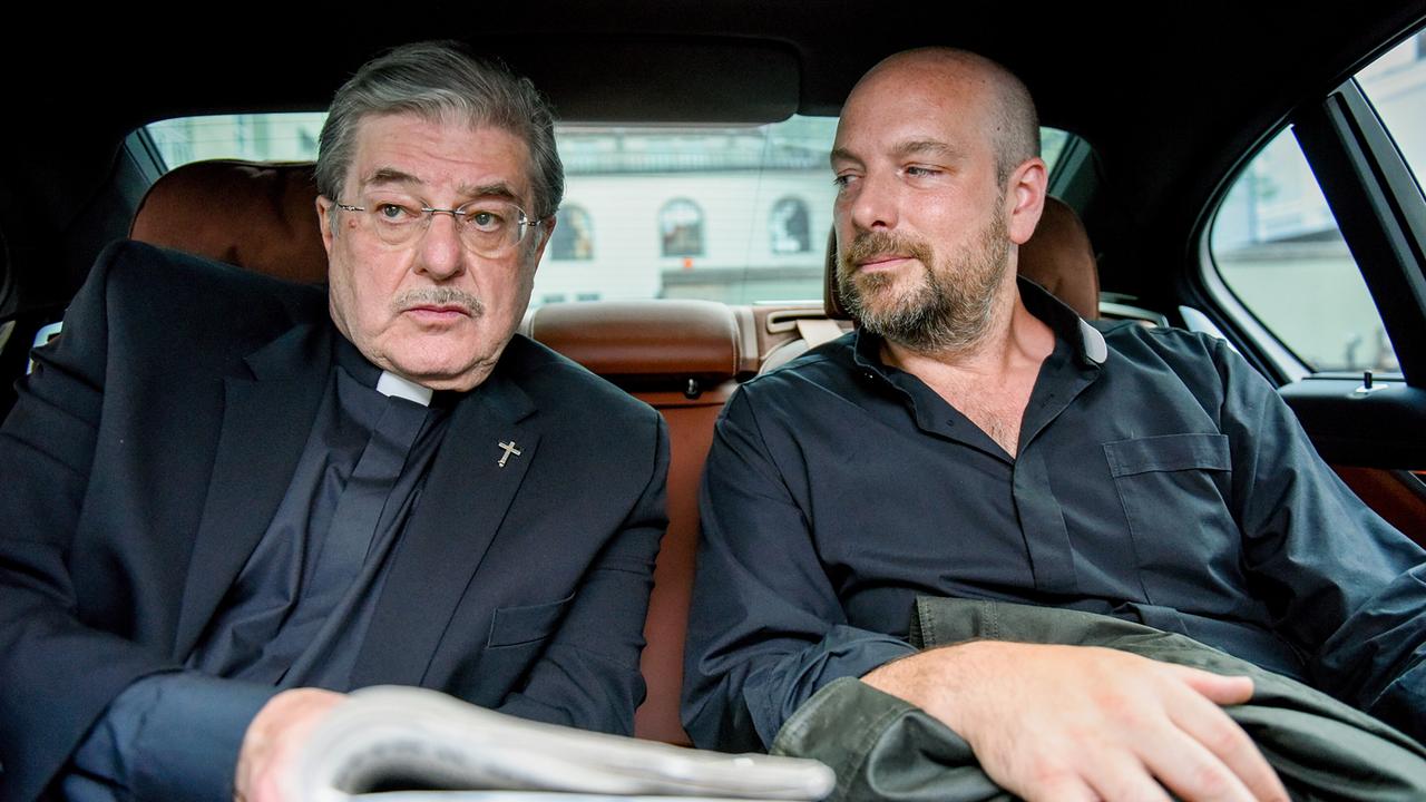"Himmel, Herrgott, Sakrament - Neue Freunde": Kardinal Georg Brunnenmayr (Erwin Steinhauer) holt Hans Reiser (Stephan Zinner) vom Gefängnis ab.