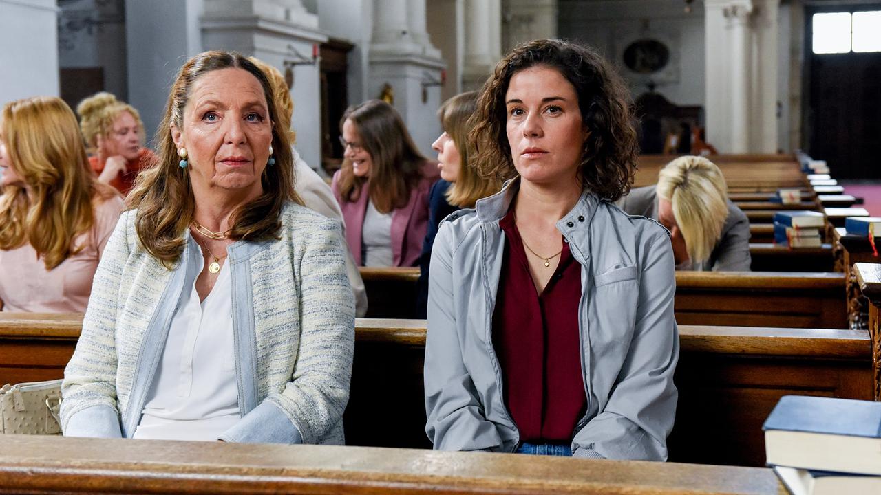 "Himmel, Herrgott, Sakrament – Sprachlos": Vogelsang (Susi Stach), Lisa (Anne Schäfer): Reiser muss nach dem Anruf von Steffi den Firmunterricht verlassen. Vogelsang soll übernehmen.