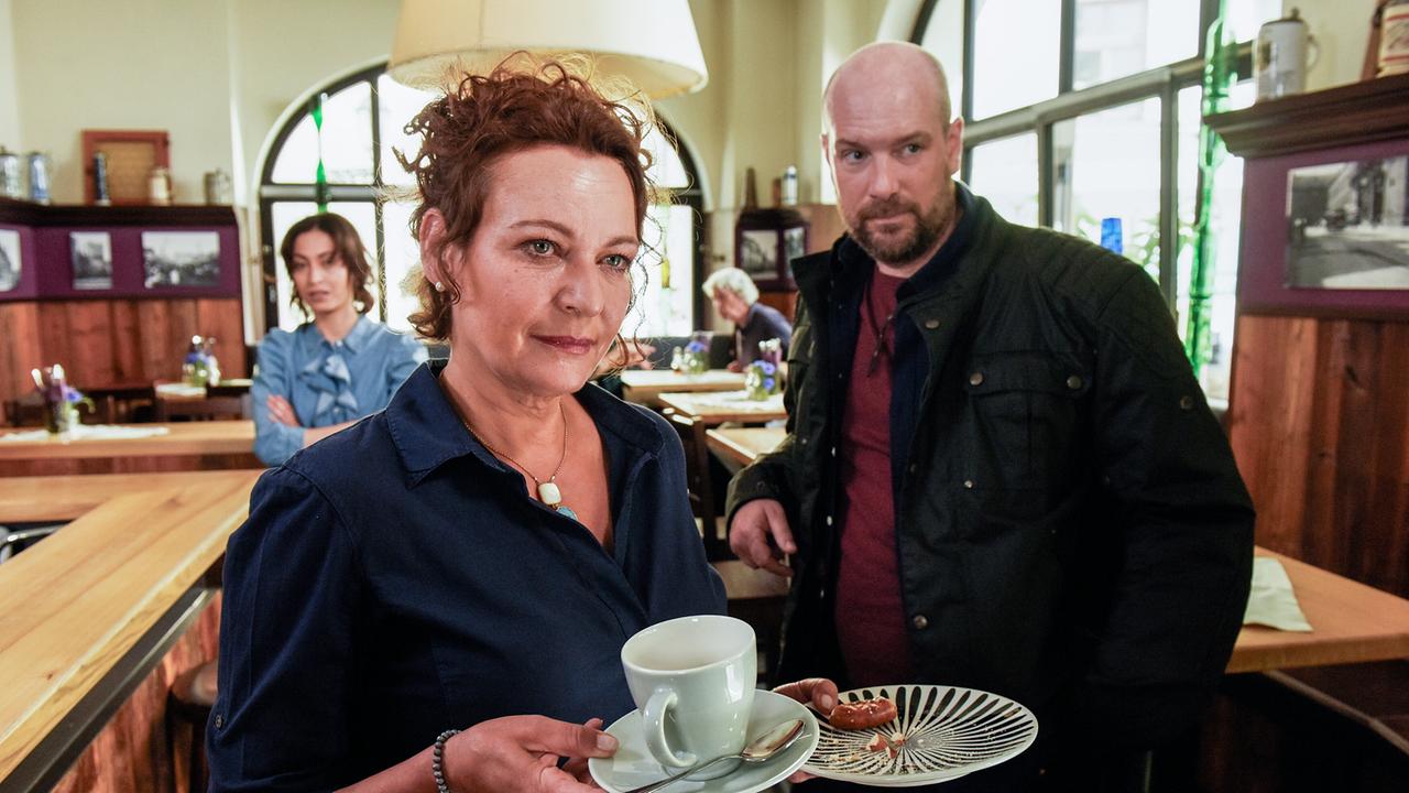 "Himmel, Herrgott, Sakrament – Der Pfarrer und die Frauen": Clara Hiller (Sabrina Amali), Sissy (Lilly Forgach) und Pfarrer Hans Reiser (Stephan Zinner)