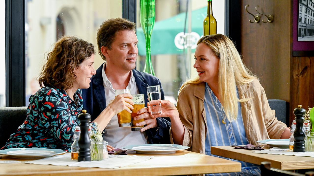 "Himmel, Herrgott, Sakrament – Der Pfarrer und die Frauen": Lisa Kirchberger (Anne Schäfer), Paul Kirchberger (Andreas Bittl), Gerlinde Moll (Esther Kuhn) bei der Scheidungsfeier.