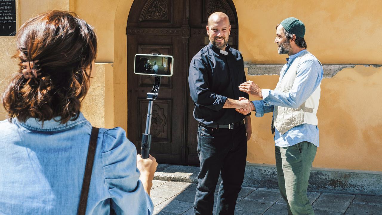 "Himmel, Herrgott, Sakrament – Der Pfarrer und die Frauen": Pfarrer Reiser (Stephan Zinner, M.) und Imam Kilic (Bijan Zamani) beschließen das Geschäft.