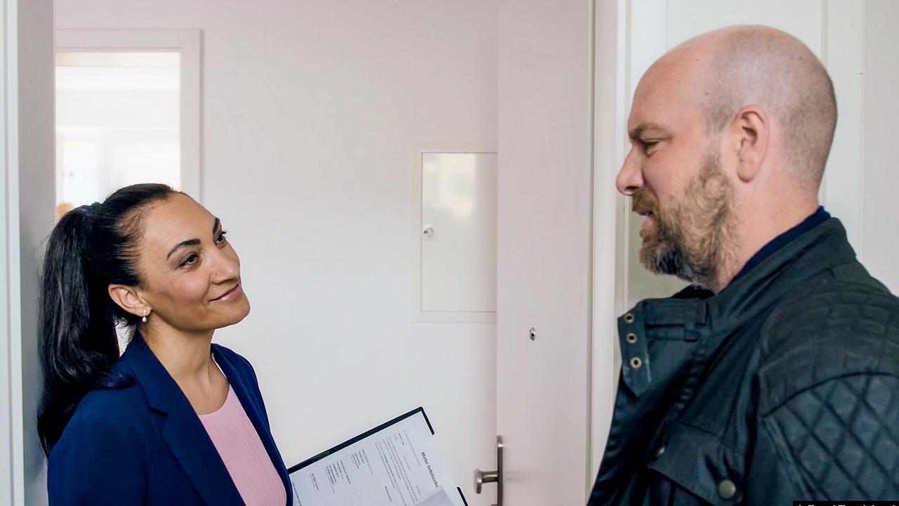 "Himmel, Herrgott, Sakrament – Der Pfarrer und die Frauen": Maklerin Fr. Öztunali (Alev Irmak) unterhält sich mit Pfarrer Reiser (Stephan Zinner).