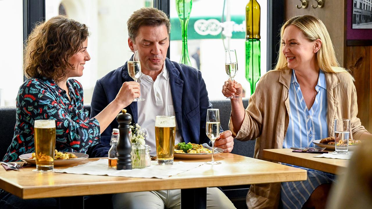 "Himmel, Herrgott, Sakrament – Der Pfarrer und die Frauen": Lisa Kirchberger (Anne Schäfer), Paul Kirchberger (Andreas Bittl) und Gerlinde Moll (Esther Kuhn) bei der Scheidungsfeier.