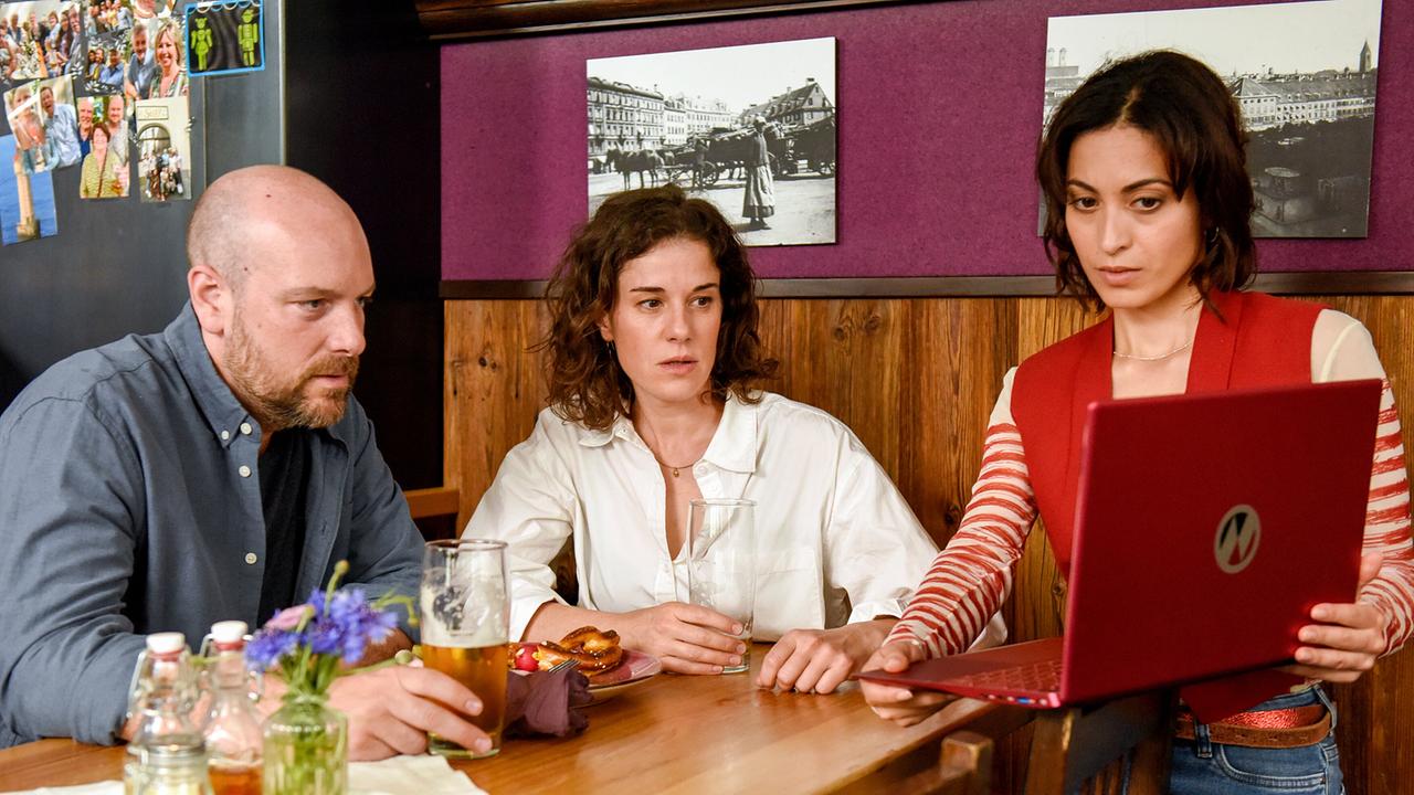 "Himmel, Herrgott, Sakrament – Der Pfarrer und die Frauen": Pfarrer Hans Reiser (Stephan Zinner), Lisa Kirchberger (Anne Schäfer) und Clara Hiller (Sabrina Amali)