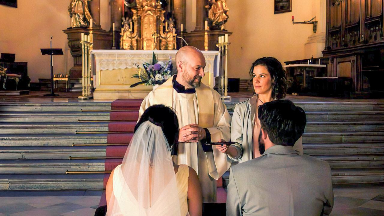 "Himmel, Herrgott, Sakrament – Nacht der Entscheidung": Pfarrer Reiser (Stephan Zinner) gibt, mit Lisa (Anne Schäfer) als Zeugin, dem Brautpaar (Angela Ascher, Sebastian Edtbauer) den Segen.