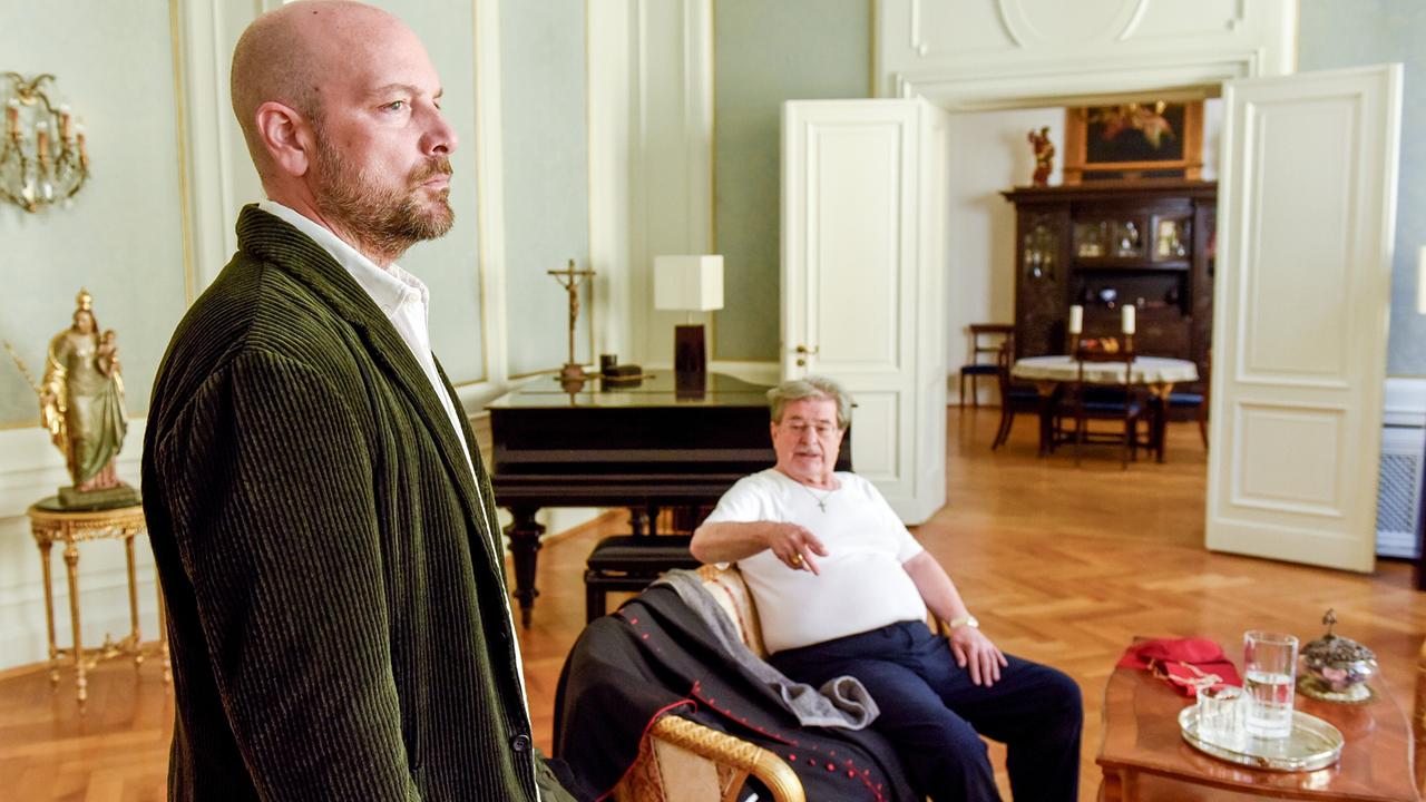 "Himmel, Herrgott, Sakrament – Nacht der Entscheidung": Pfarrer Hans Reiser (Stephan Zinner) und Kardinal Georg Brunnenmayr (Erwin Steinhauer) im Streitgespräch