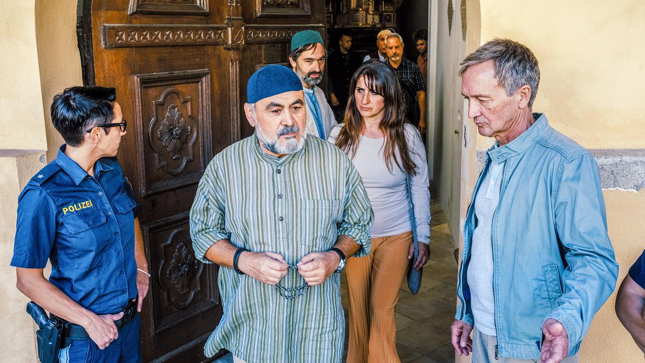 "Himmel, Herrgott, Sakrament – Nacht der Entscheidung": Kriminaler Steiner (Klaus Haderer, re.) bittet die muslimischen Gläubigen aus der Kirche.