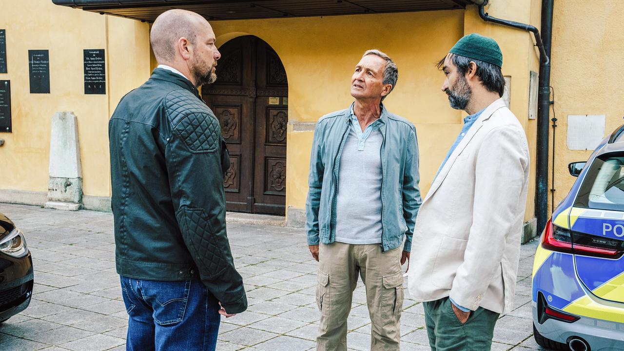 "Himmel, Herrgott, Sakrament – Nacht der Entscheidung": Pfarrer Reiser (Stephan Zinner, li.) und Imam Kilic (Bijan Zamani, re.) diskutieren mit Kriminaler Steiner (Klaus Haderer)