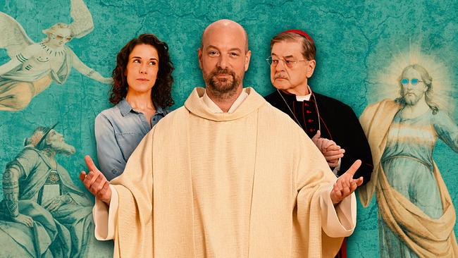 © ORF/BR/maze pictures GmbH/Argento Artistry/Barbara Bauriedl/Thomy von Kummant Hans Reiser in hellem Priestergewand steht mit ausgebreiteten Armen vor Lisa Kirchberger und Kardinal Georg Brunnenmayr, vor einem türkisfarbenen, religiös anmutenden Hintergrund.