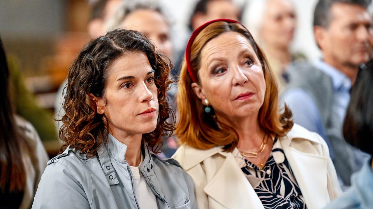 © ORF/BR/maze pictures GmbH/Barbara Bauriedl Lisa Kirchberger und Cornelia Vogelsang sitzen aufmerksam in einer gefüllten Kirche und schauen konzentriert nach vorne.