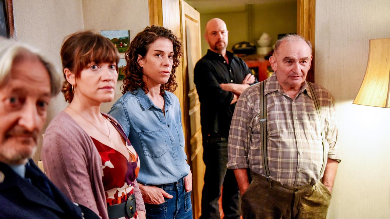 © ORF/BR/maze pictures GmbH/Barbara Bauriedl Girgl, Agnesa Owiecka, Lisa Kirchberger, Hans Reiser und Michael Reiser stehen in einem Wohnraum und schauen nach vorne in dieselbe Richtung.