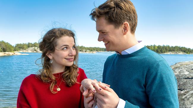 Im Bild: Sören (Philipp Lind) überrascht Lena (Magdalena Höfner) an einem ihrer romantischen Lieblingsorte mit einem Heiratsantrag.