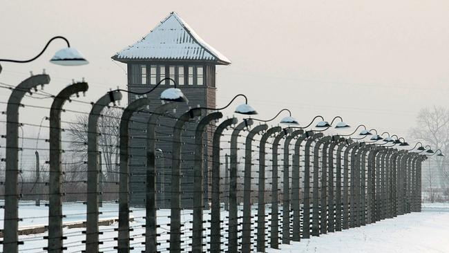 Ein Wachturm steht an einem Zaun im ehemaligen KZ Auschwitz-Birkenau (Archivfoto vom 27.01.2010). 