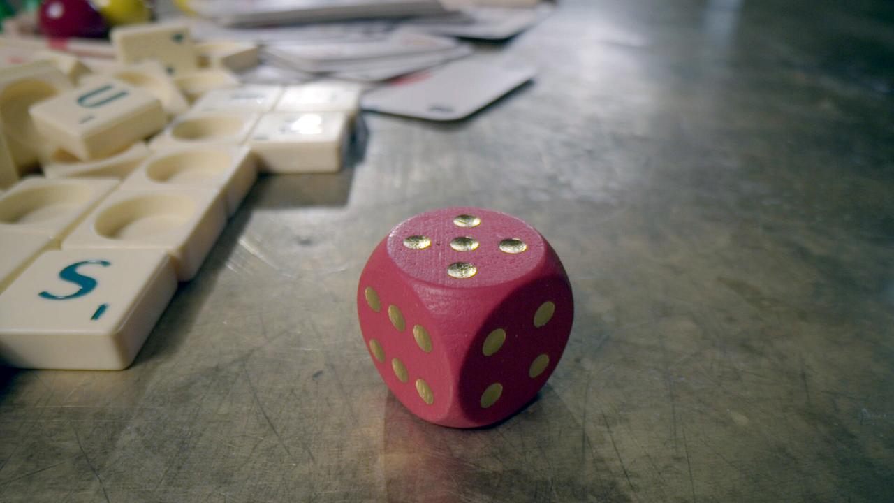 Spielwürfel und Buchstabensteine