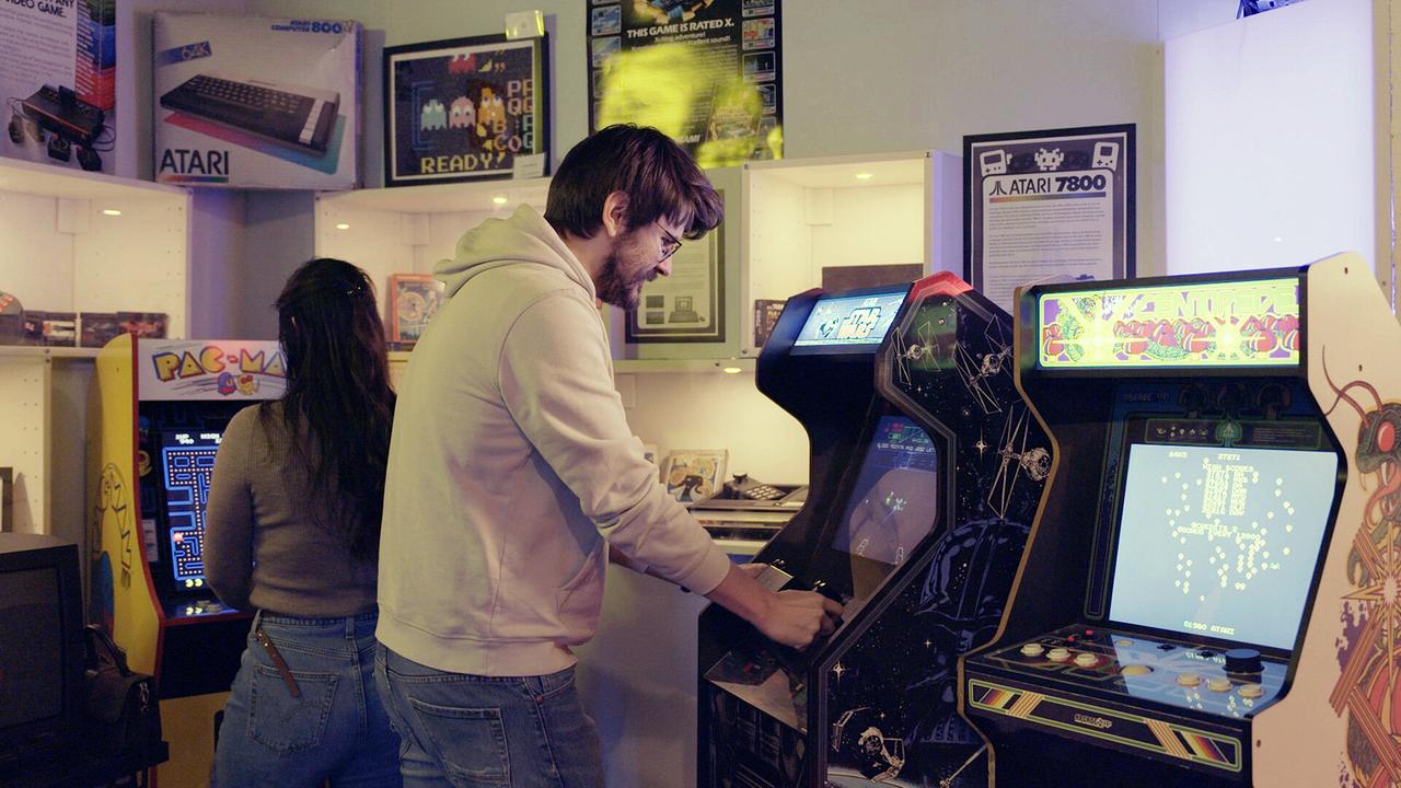 Menschen an Computerspielgeräten