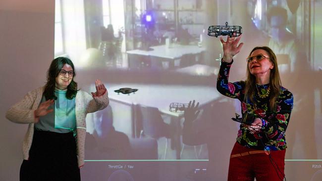 Zwei Frauen unteragieren mit Drohnen