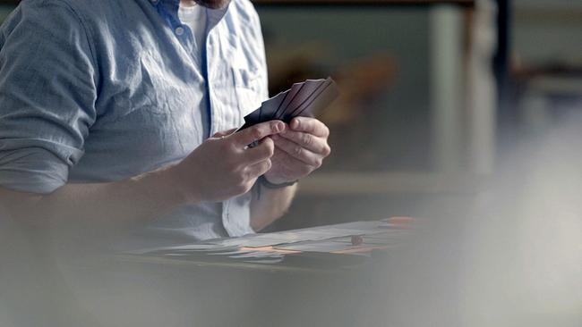 Spielender hält Spielkarten in der Hand