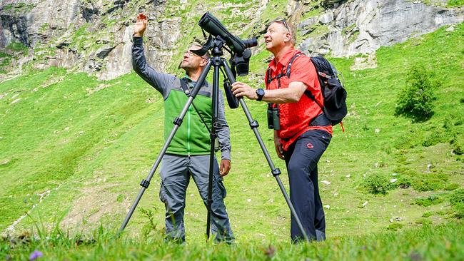 Harry Prünster (re.) ist mit Nationalpark-Ranger Ekkehard Heider (li.) im Krumltal den Greifvögeln auf der Spur.