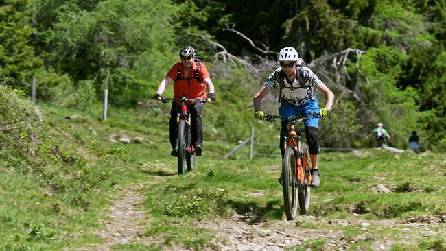 Harry Prünster und Roland Gutzinger beim Mountainbiken rund um die Alexanderhütte.
