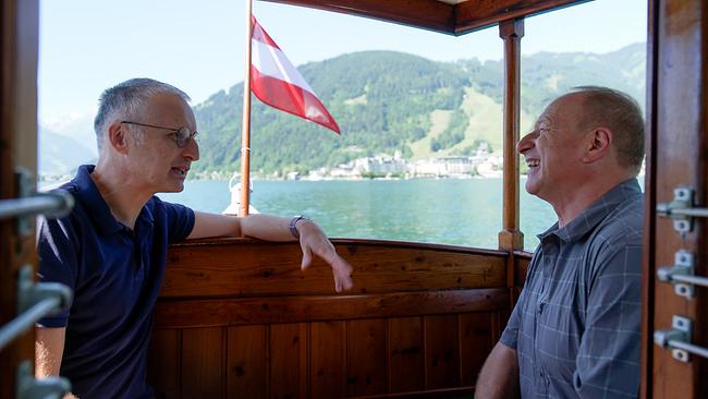 Harry Prünster (re.) trifft Prof. Dr. Viktor Mayer-Schönberger zu einer Bootsfahrt auf der Libelle.