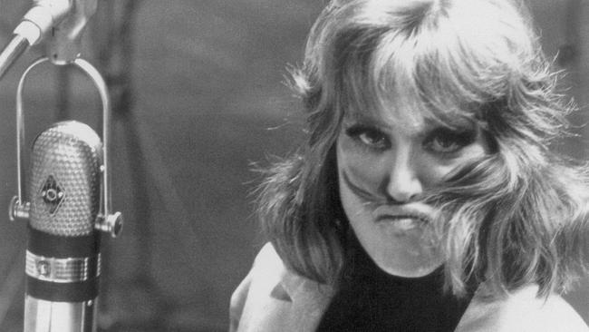 © ORF/zero one film/Agentur Hipp/Lothar Winkler Hildegard Knef vor einem Aufnahmemikro, zwickt sich Locke zwischen Nase und Oberlippe