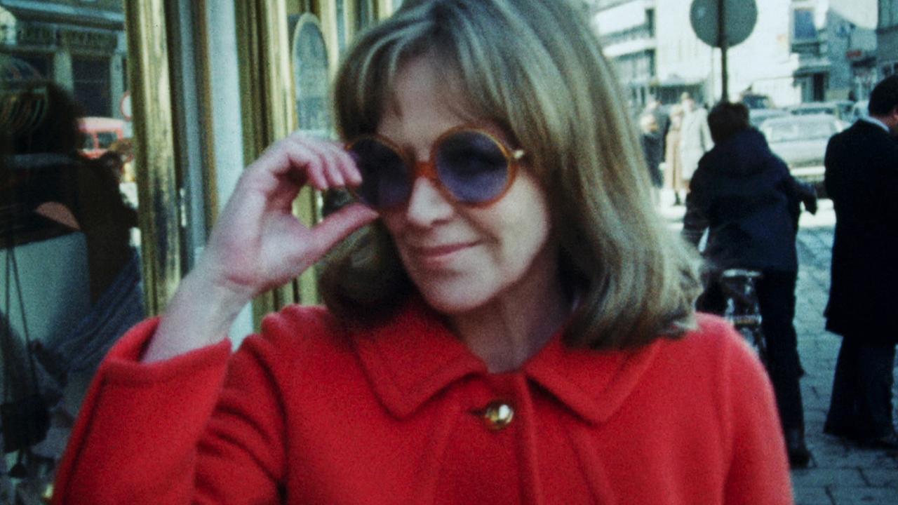 © ORF/zero one film/Bavaria Media Hildegard Knef mit Sonnenbrille auf Gehsteig