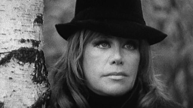 © ORF/zero one film/Bavaria Media Hildegard Knef mit Hut im Wald