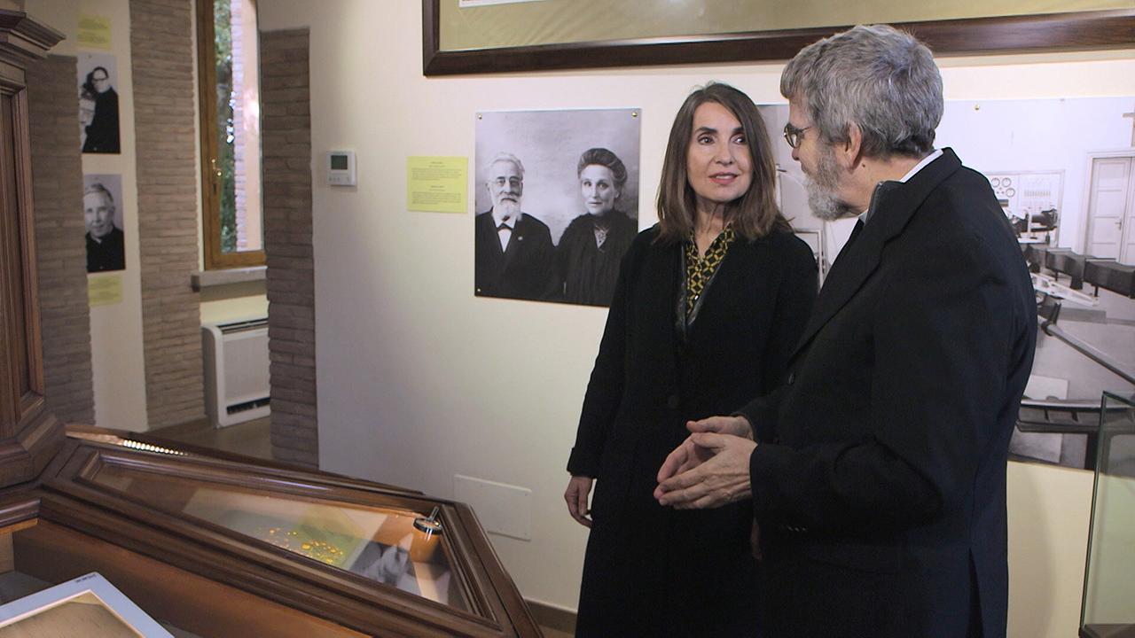 Im Dienste des Papstes: Mathilde Schwabeneder mit dem Astronomen Guy Joseph Consolmagno, dem Direktor der Vatikanischen Sternwarte.