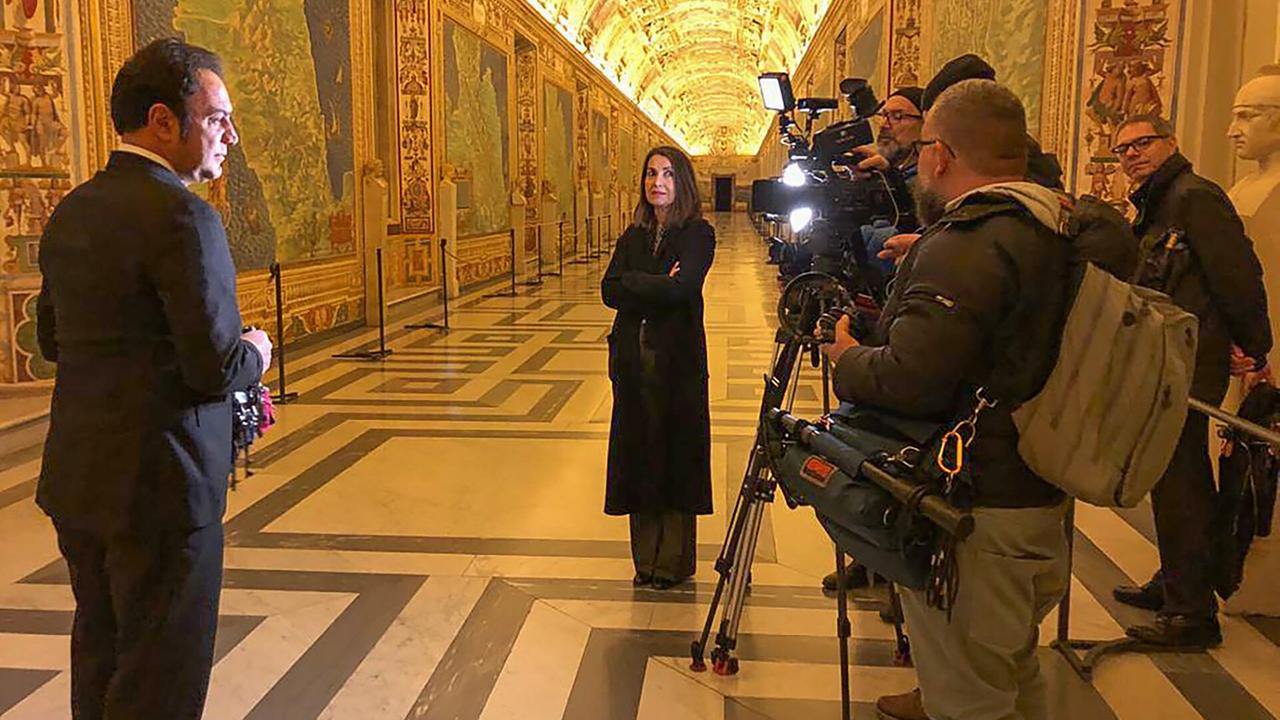 Im Dienste des Papstes: Mathilde Schwabeneder beim Interview mit dem „Schlüsselmeister“ der Vatikanischen Museen, Gianni Rea, in der Galleria delle Carte Geografiche (Galerie der Landkarten).