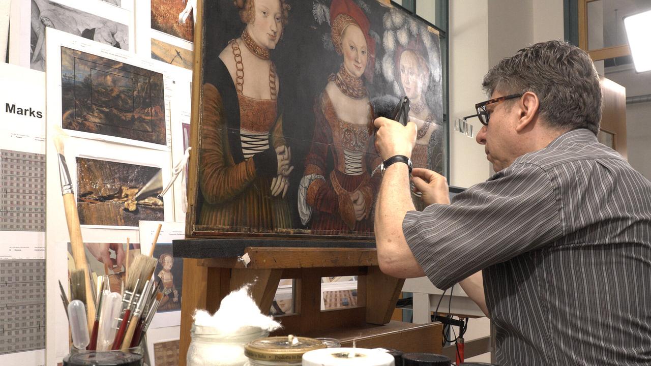 © ORF/On Media/Jochen Unterhofer Georg Prast restauriert das Gemälde "Drei Prinzessinnen von Lucas Cranach d.Ä.".