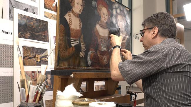 Georg Prast restauriert das Gemälde "Drei Prinzessinnen von Lucas Cranach d.Ä.".