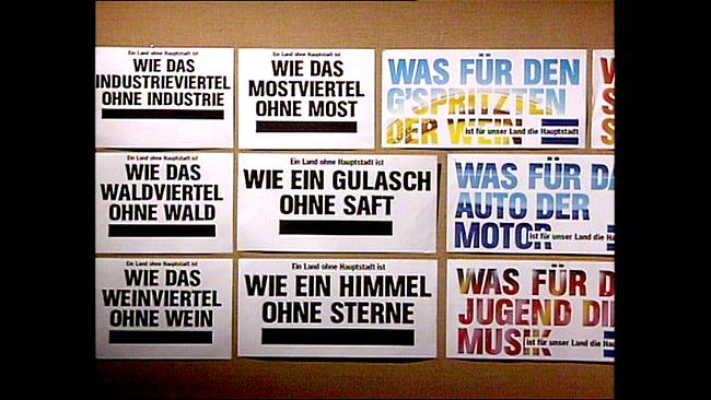 Mehrere Wahlplakate für die Landeshauptstadt hängen an einer Wand.