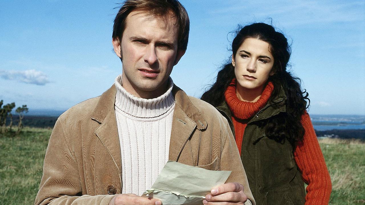 © ORF/ZDF Im Bild: Julia (Mariella Ahrens) spürt, dass sie in Stephen (Nicolas König) den Mann ihres Lebens gefunden hat. Doch hinter Stephen verbirgt sich ein Geheimnis.