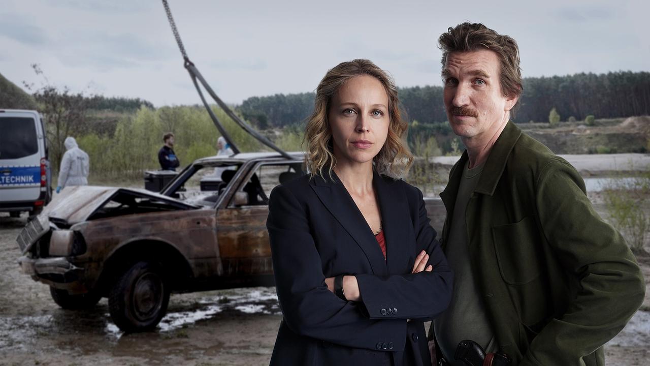 © ORF/ARD Degeto Film/Hans-Joachim Pfeiffer Strafverteidigerin Sophia und Kommissar Matzen am Ort eines makabren Funds.