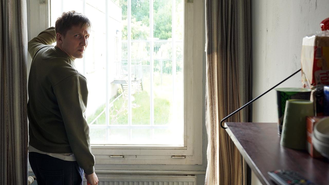 © ORF/ARD Degeto Film/Hans-Joachim Pfeiffer Der Internatslehrer Hajo Rick könnte damals zu Unrecht verurteilt worden sein.