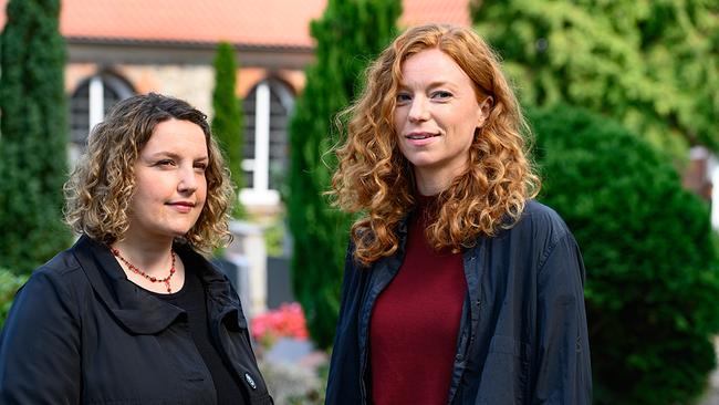 © ORF/Degeto/NDR/Sandra Hoever Im Bild: Wohlwollender Blick auf den neuen Pastor: Bine Pufal (Victoria Fleer, li.) und Jule Christiansen (Marleen Lohse).