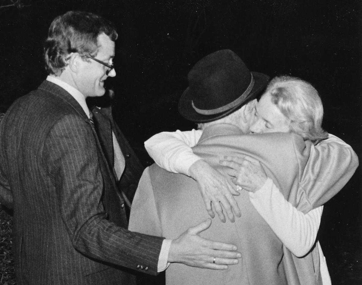 © ORF/Presseagentur Walter Palmers umarmt seine Ehefrau Gunilla nach seiner Freilassung im November 1977.