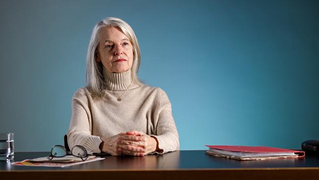 © ORF/Walter Reichl Schriftstellerin Marlene Streeruwitz sitzt an einem Tisch mit Brille, Glas Wasser und roter Mappe beim Interview
