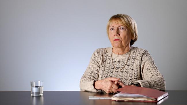 © ORF/Walter Reichl Gabriele Rollnik, ehemaliges Mitglied der linksextremen „Bewegung 2. Juni“ sitzt an einem Tisch mit einem Glas Wasser und einer geschlossenen Mappe vor sich beim Interview