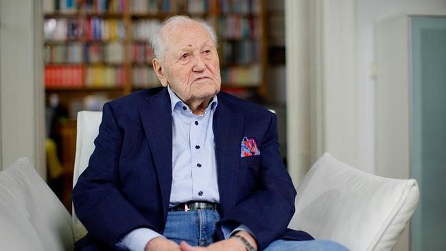 © ORF/Martin Gerhartl Innenminister AD Karl Blecha beim Interview sitzt in einem Wohnzimmer vor einem Bücherregal.