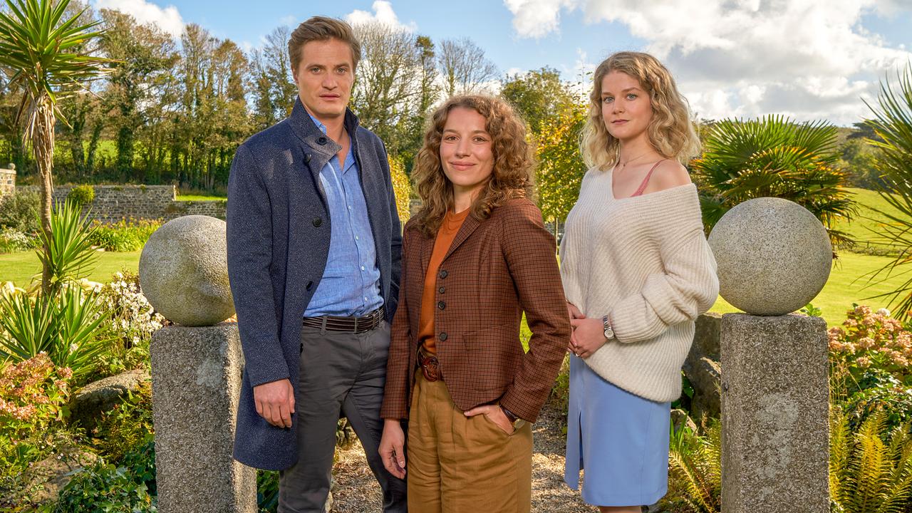 Im Bild: Adam (Jeroen Engelsman) muss sich zwischen Rebecca (Antonia Bill, M.) und Emma (Charlotte Woolfe, r.) entscheiden.